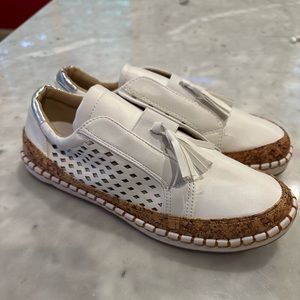 NWT White casual shoes size 40